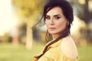 Aparıcının gülüşünü tənqid etdi