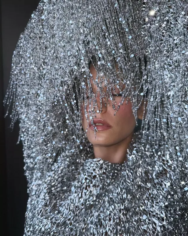 Serenayın müzakirəli libası...