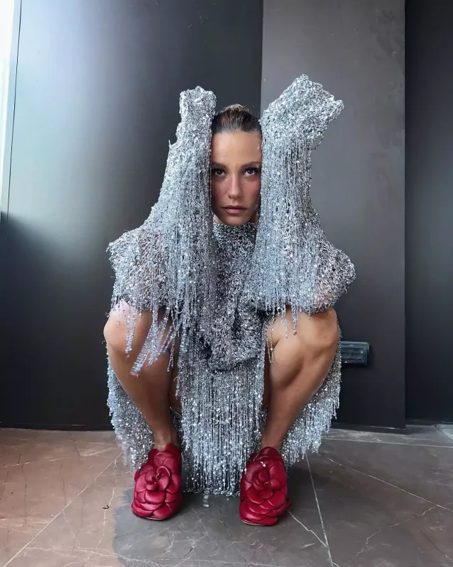 Serenayın müzakirəli libası...