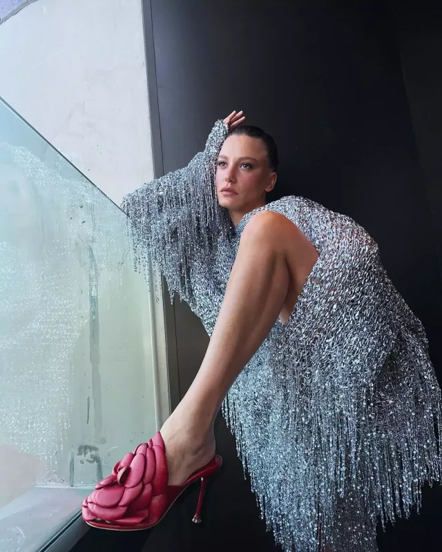 Serenayın müzakirəli libası...