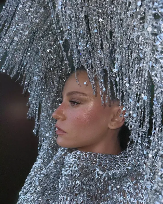 Serenayın müzakirəli libası...