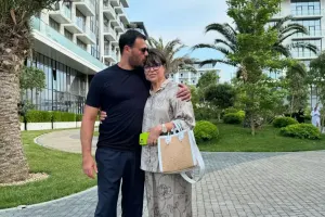 Emin Bakıda anası ilə