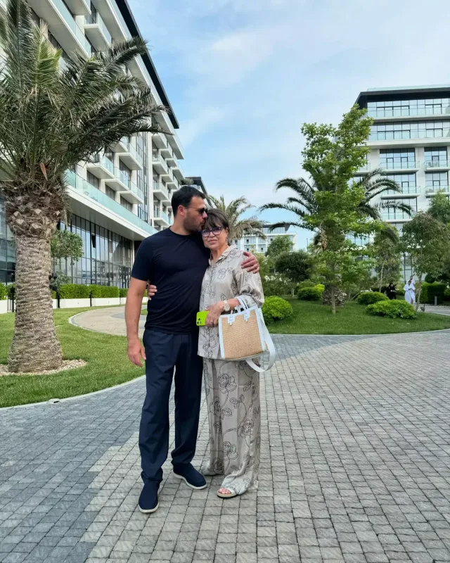 Emin Bakıda anası ilə