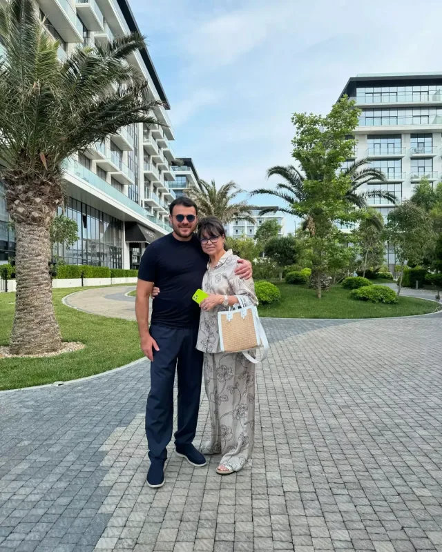 Emin Bakıda anası ilə