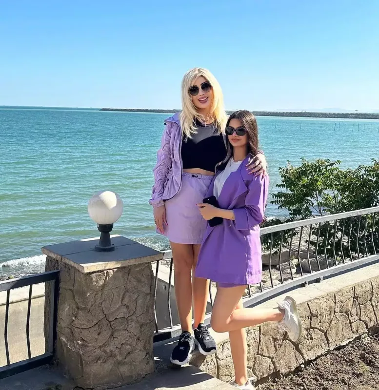 Məleykə Əsədova qızı ilə