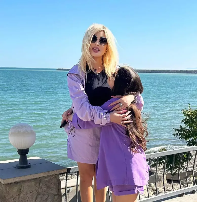 Məleykə Əsədova qızı ilə