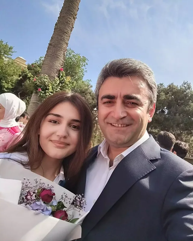 Qızlarının Son zəngində bir araya gəldilər