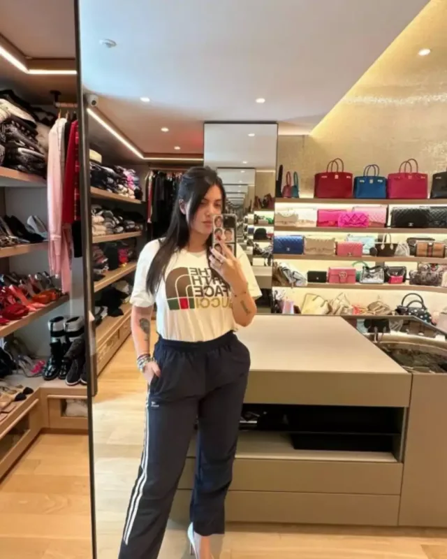 Bütün çantalarını sığortaladıb!