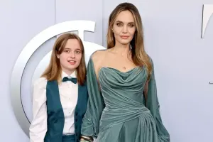 Ancelina ödül gecəsinə qızı ilə qatıldı