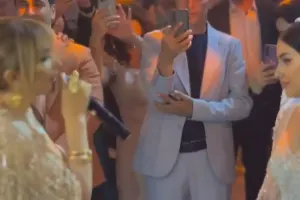 Toyda qızı üçün oxudu…