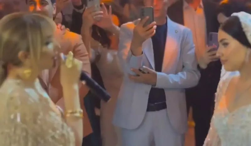 Toyda qızı üçün oxudu…