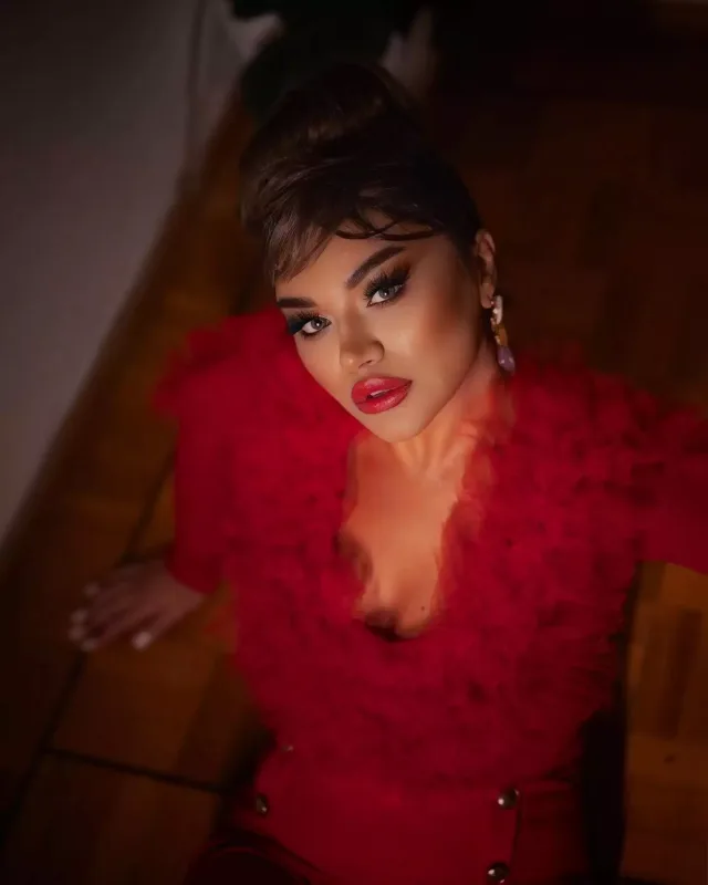 Türkan ailəsinə ev aldı