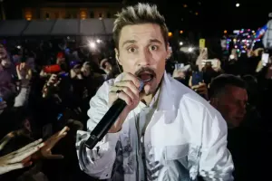Dima Bilan səhnədə uçdu - Video