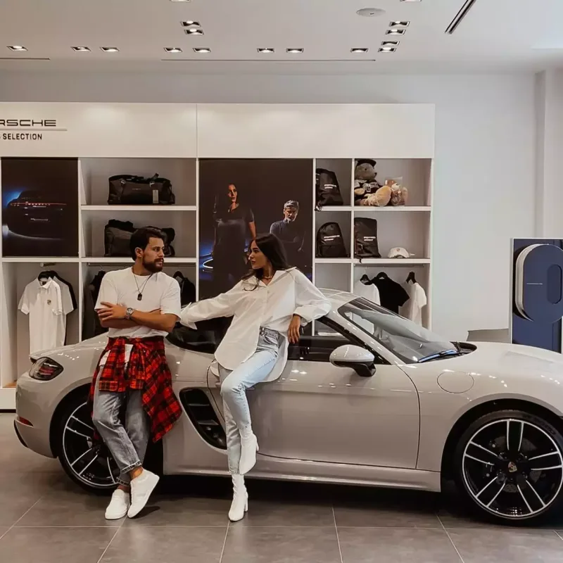 Ayrıldığı əriylə şəkillərini sildi