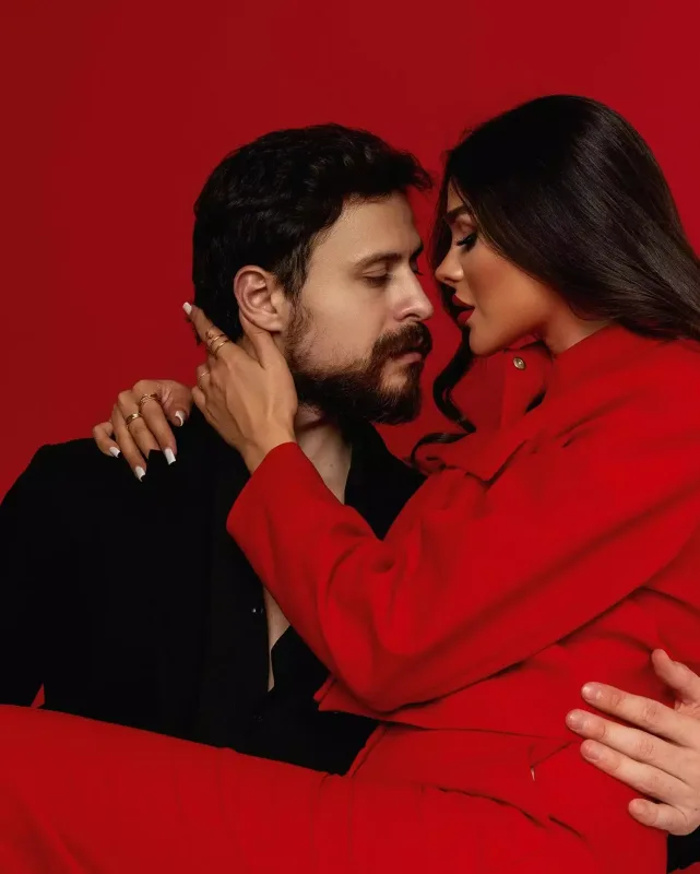 Ayrıldığı əriylə şəkillərini sildi