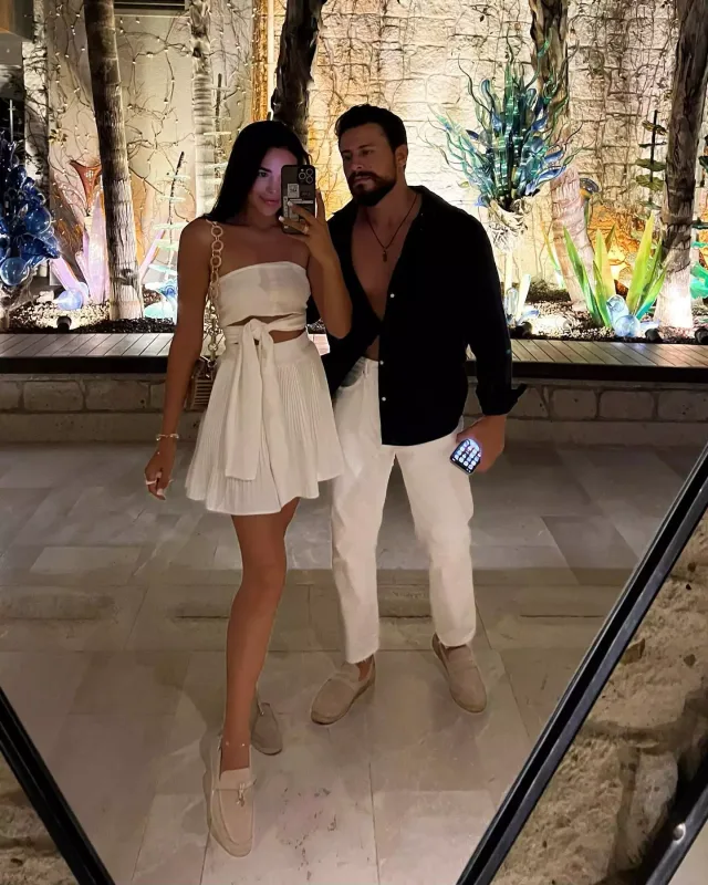 Ayrıldığı əriylə şəkillərini sildi