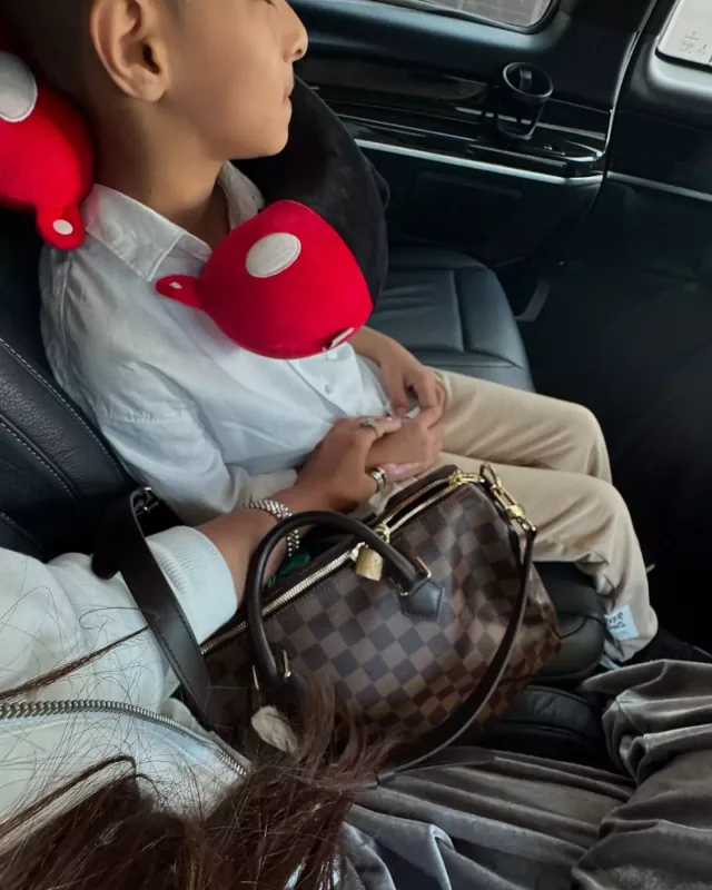 Oğlu ilə hava limanında!