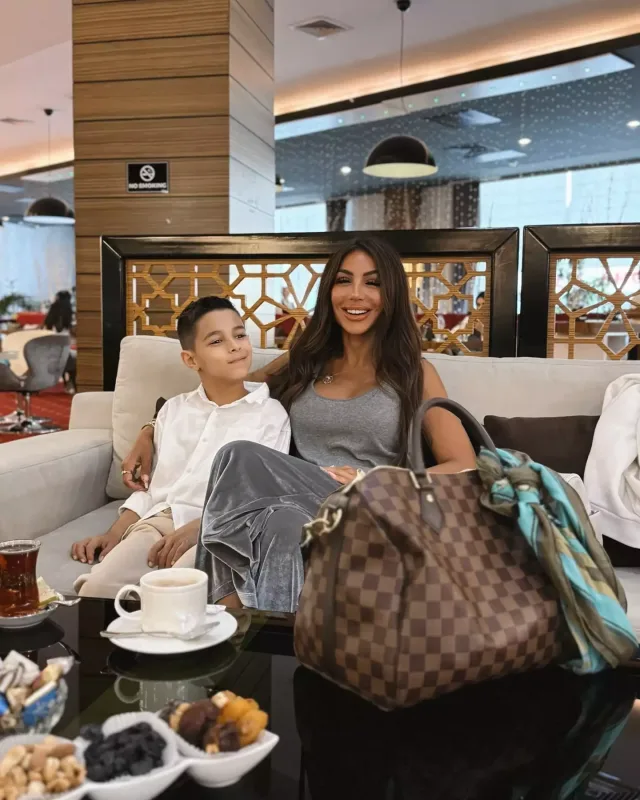 Oğlu ilə hava limanında!