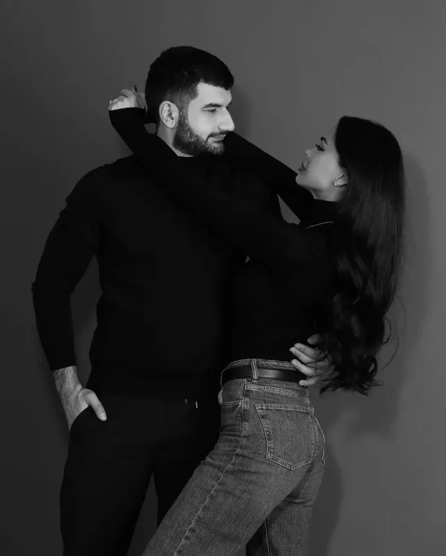 Razi həyat yoldaşından boşanıb?