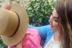 Nəvəsi ilə foto paylaşıb üzünü gizlətdi