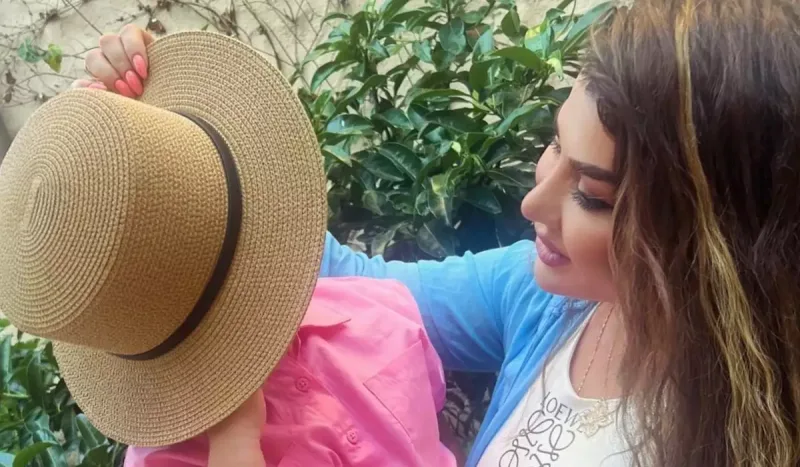 Nəvəsi ilə foto paylaşıb üzünü gizlətdi