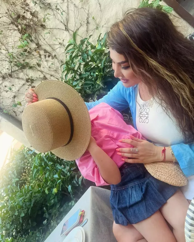 Nəvəsi ilə foto paylaşıb üzünü gizlətdi