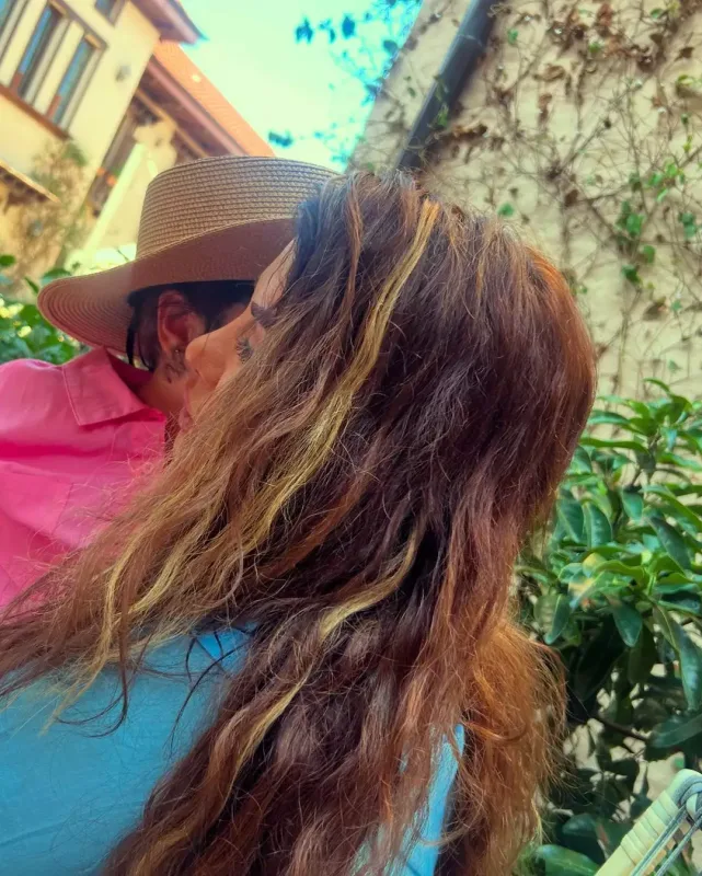 Nəvəsi ilə foto paylaşıb üzünü gizlətdi