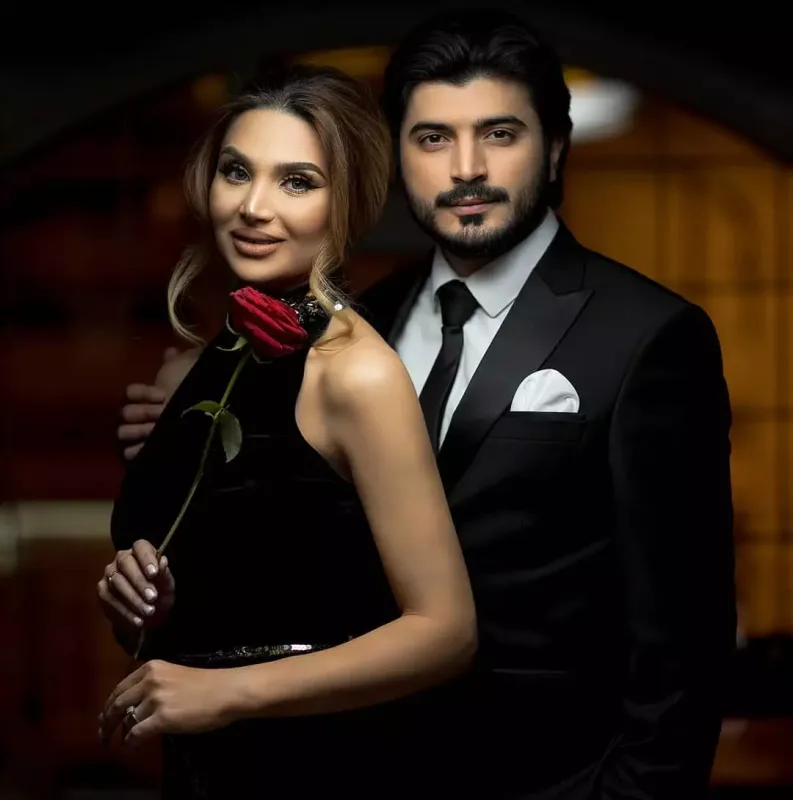 Hələ də şəkilləri silməyib...