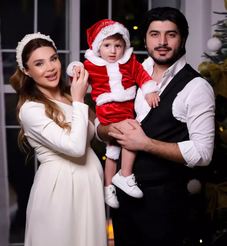 Hələ də şəkilləri silməyib...