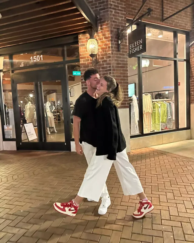 “Survivor”ın çempionu nişanlandı