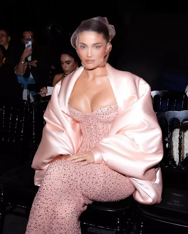 Sinə dekoltesi gündəm oldu