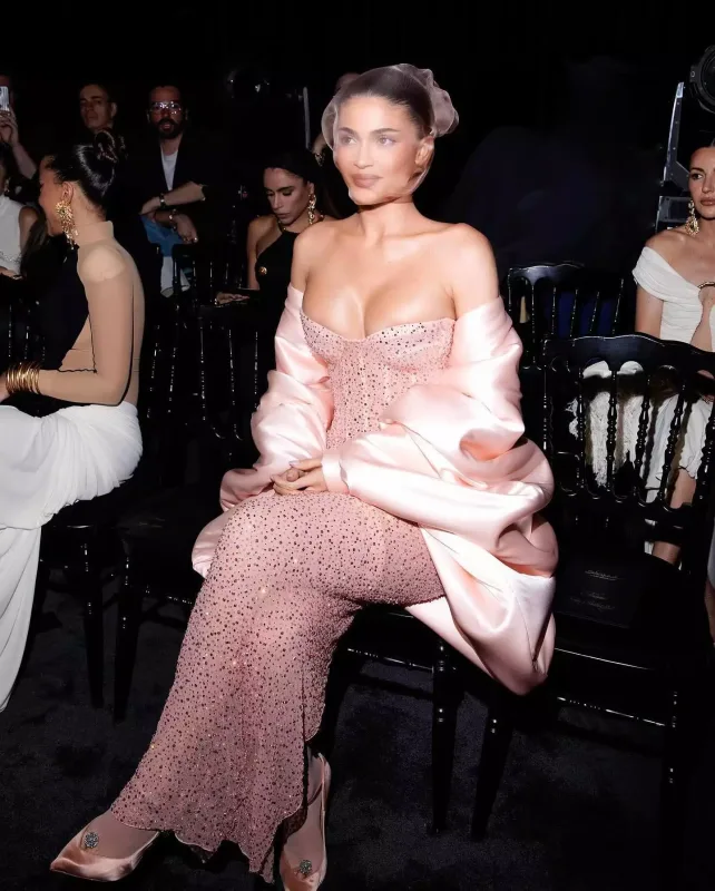 Sinə dekoltesi gündəm oldu