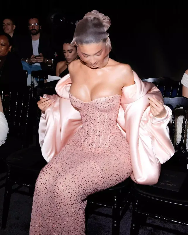 Sinə dekoltesi gündəm oldu