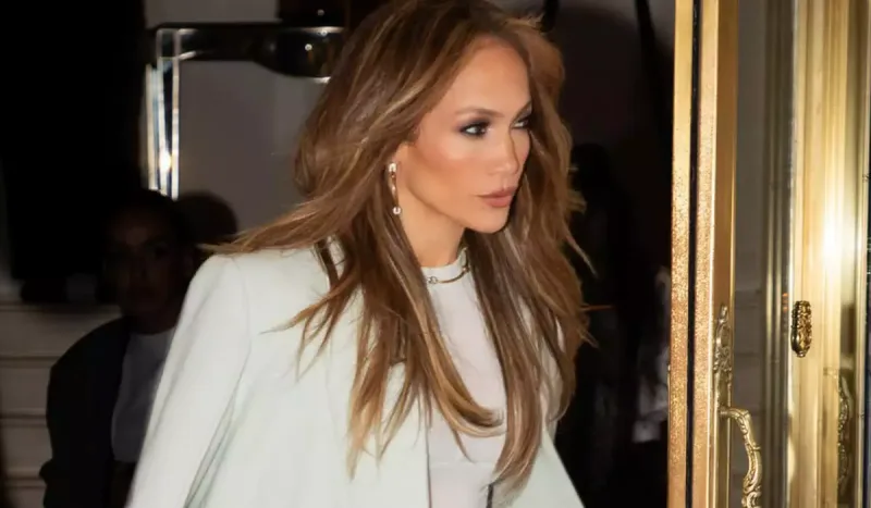 Cey Lonun ekonom-sinifdə getməsi müzakirə yaratdı