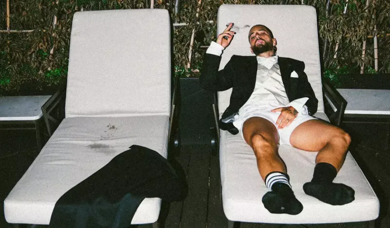 Yarımçıq kostyum və alt paltarı