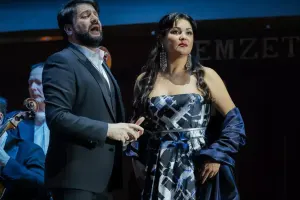 Xalq artisti rus xanımından boşandı