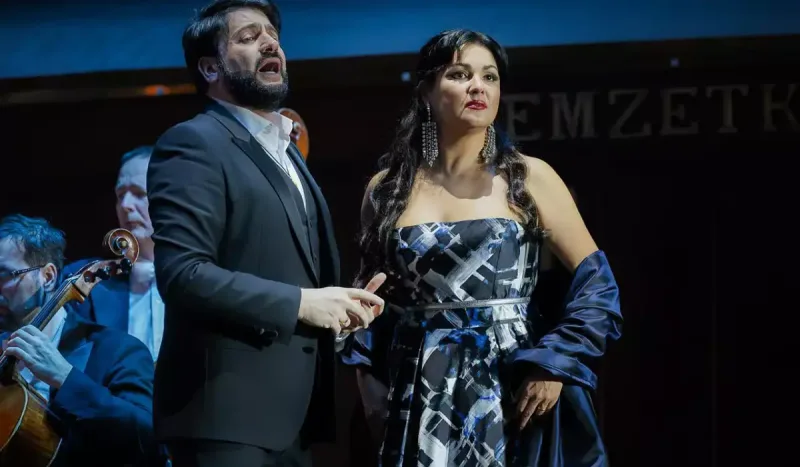 Xalq artisti rus xanımından boşandı