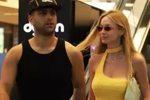 Reynmen sevgilisi ilə...