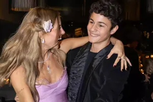 Çağlanın oğlu ilə çimərlik fotoları diqqət çəkdi