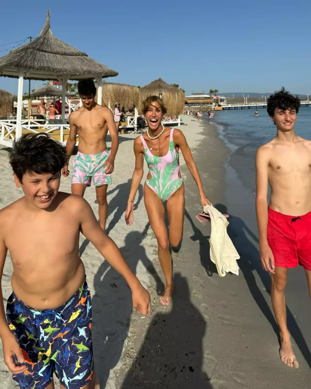 Çağlanın oğlu ilə çimərlik fotoları diqqət çəkdi