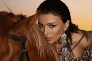 Renka at belində kamera qarşısına keçdi