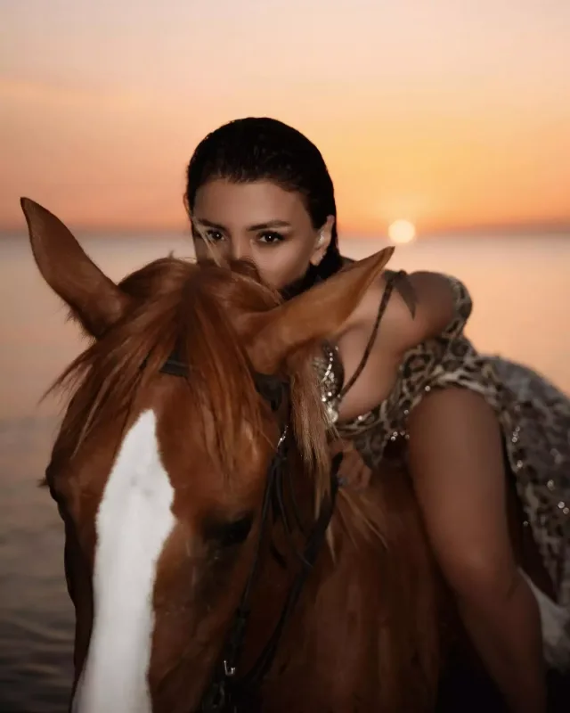 Renka at belində kamera qarşısına keçdi