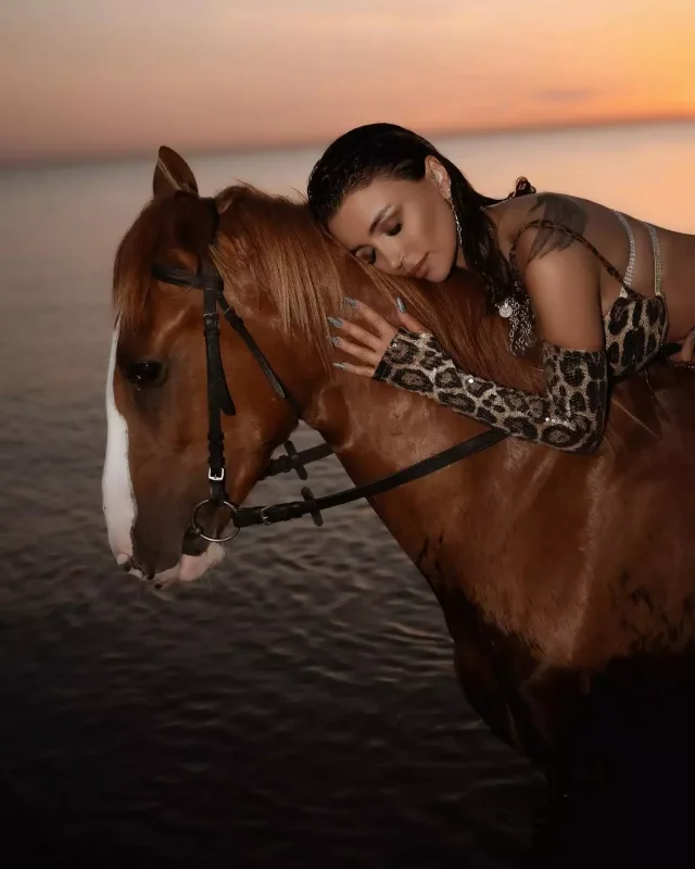 Renka at belində kamera qarşısına keçdi