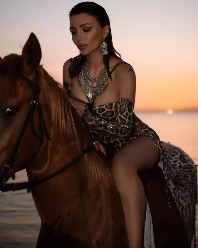 Renka at belində kamera qarşısına keçdi