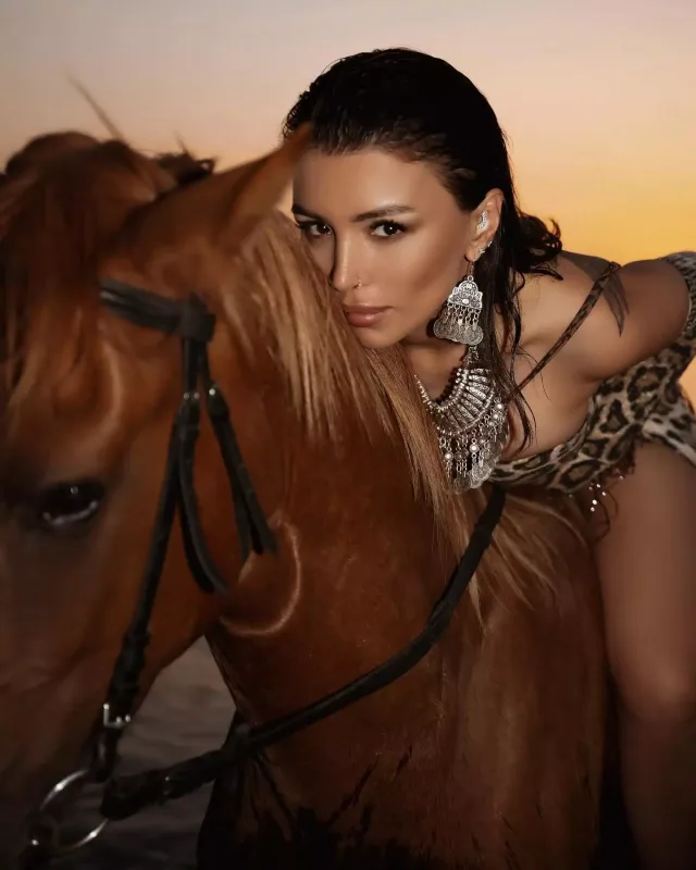 Renka at belində kamera qarşısına keçdi