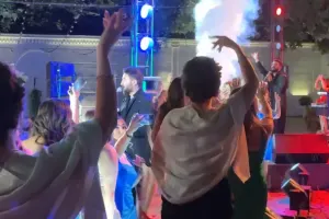 Züleyxa Zamiqi heyranlıqla izlədi