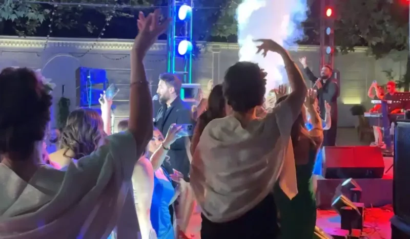 Züleyxa Zamiqi heyranlıqla izlədi