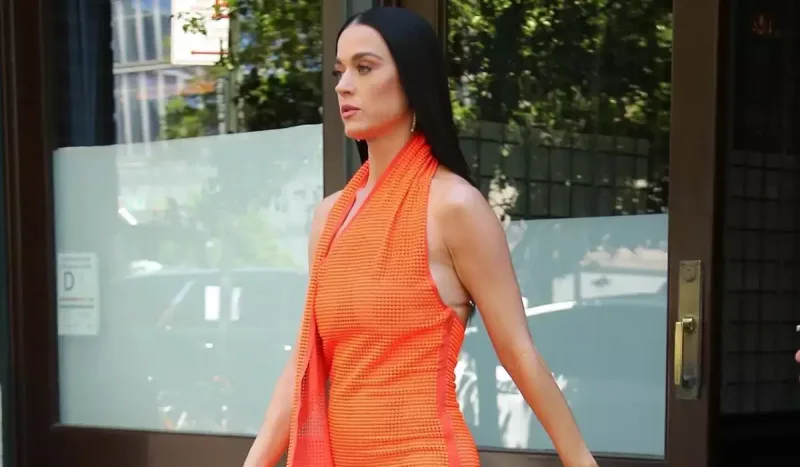 Keti Perri narıncı “look”u ilə diqqət çəkdi