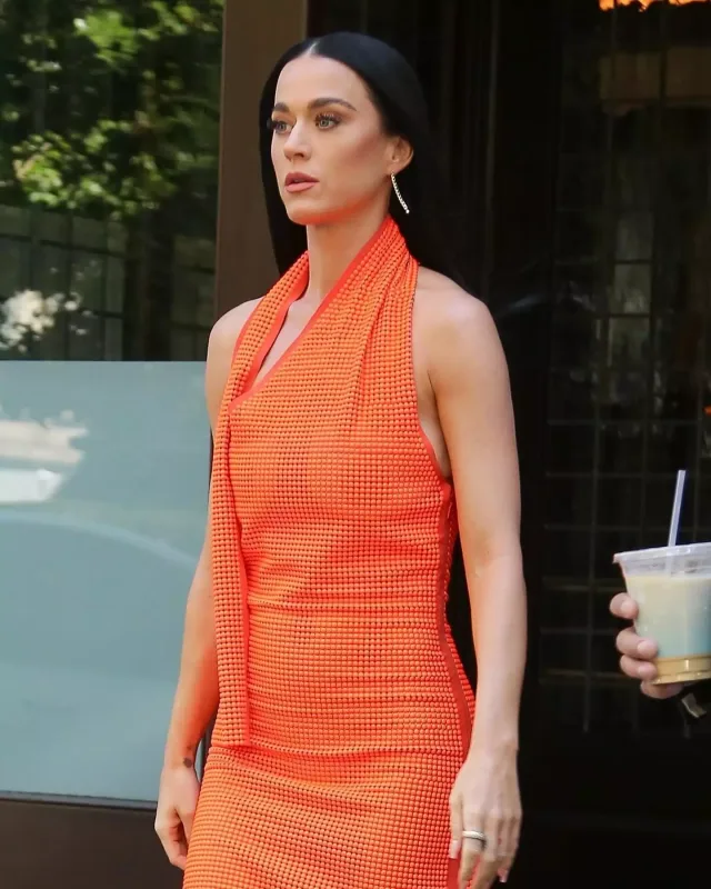 Keti Perri narıncı “look”u ilə diqqət çəkdi