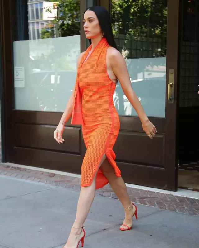 Keti Perri narıncı “look”u ilə diqqət çəkdi